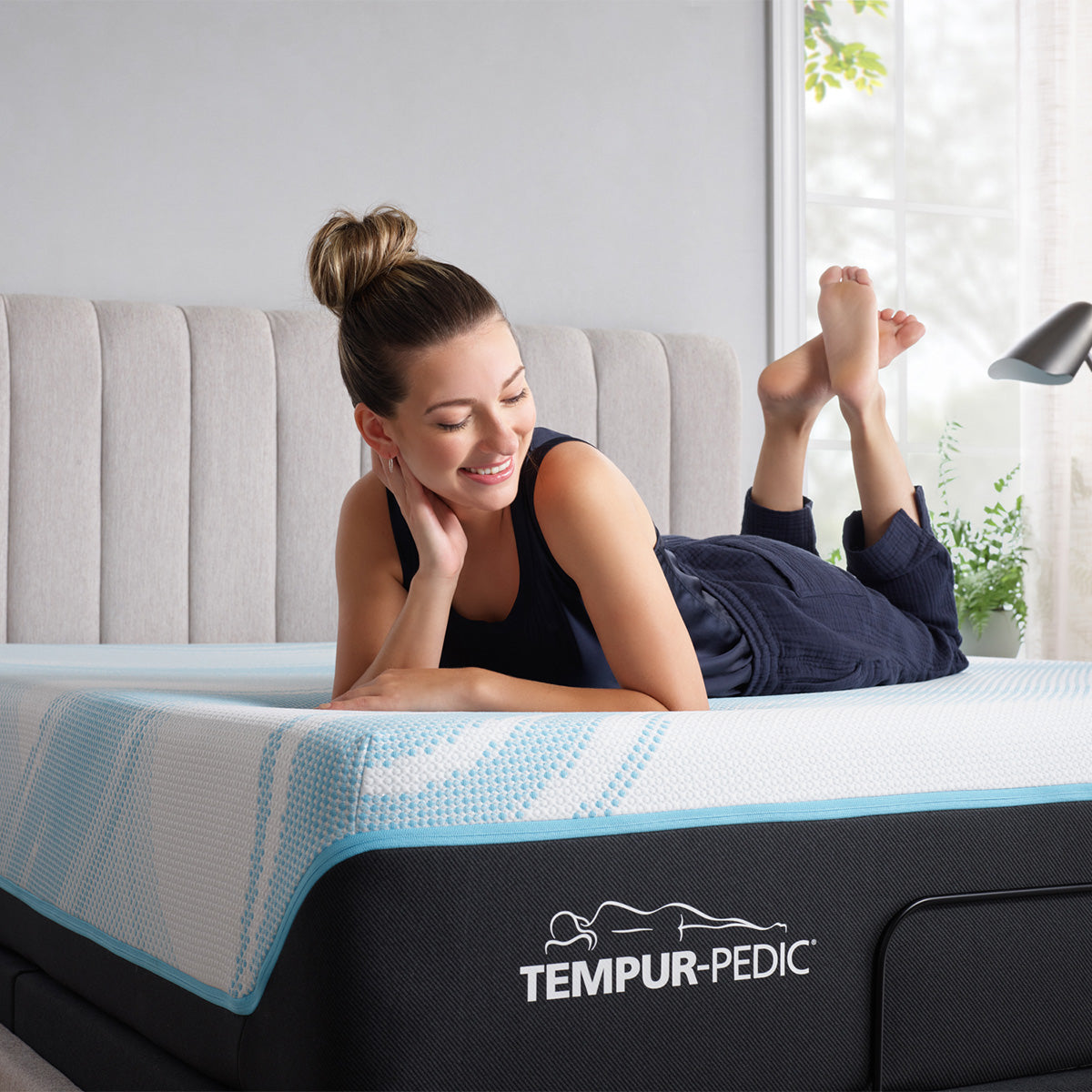 Tempur-Pedic TEMPUR-LuxeBreeze® Medium Hybrid 13" Mattress